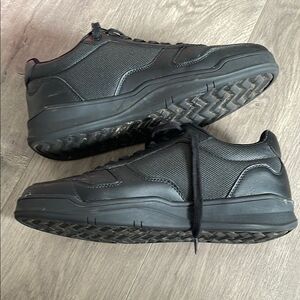 Black Minimalist Low-Top Sneakers Mens UK 11